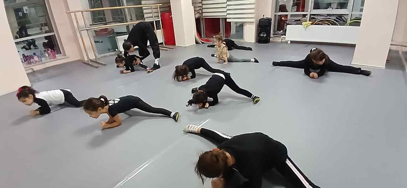 Demiurk Sanat Akademi - Düğün Dansı