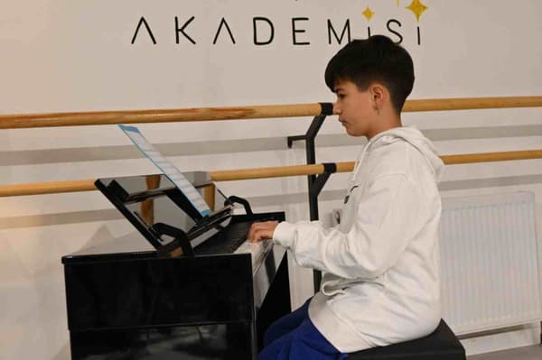 Lamia Dans ve Sanat Akademi - 6. Fotoğraf Lamia Dans ve Sanat Akademi - 6. Fotoğraf