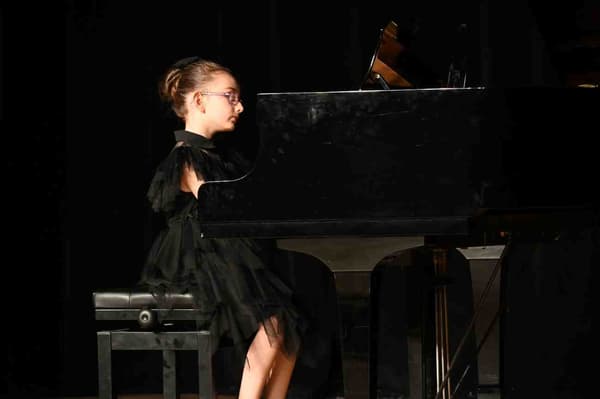 Lamia Dans ve Sanat Akademi - 7. Fotoğraf Lamia Dans ve Sanat Akademi - 7. Fotoğraf