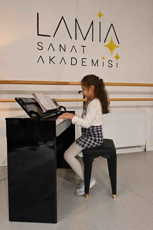 Lamia Dans ve Sanat Akademi - 12. Fotoğraf Lamia Dans ve Sanat Akademi - 12. Fotoğraf